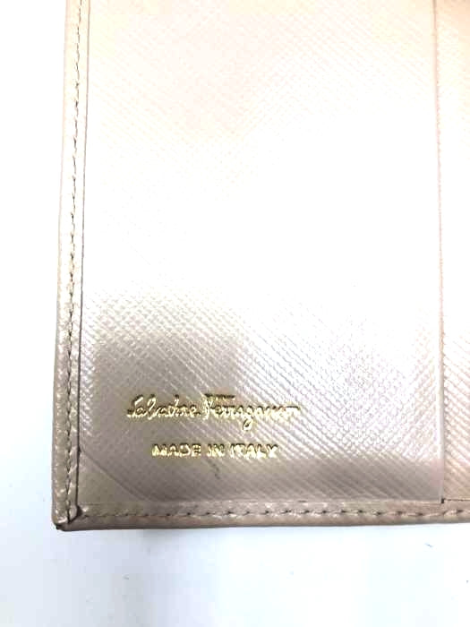 Salvatore Ferragamo(サルヴァトーレフェラガモ)ヴァラリボン 二つ折り財布