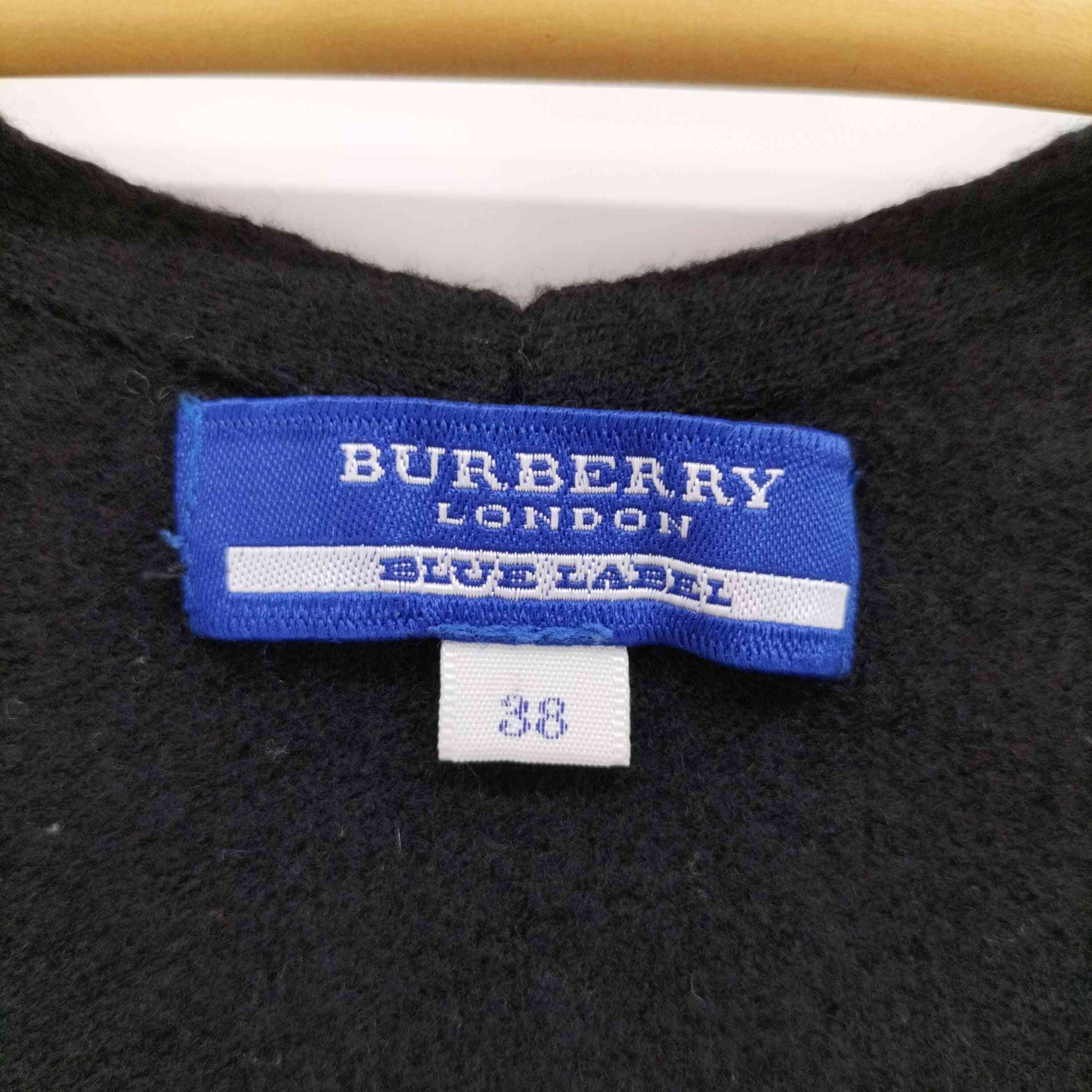 BURBERRY BLUE LABEL(バーバリーブルーレーベル)裾 シャドーホース 刺繍 ノースリーブ ウール  ニット