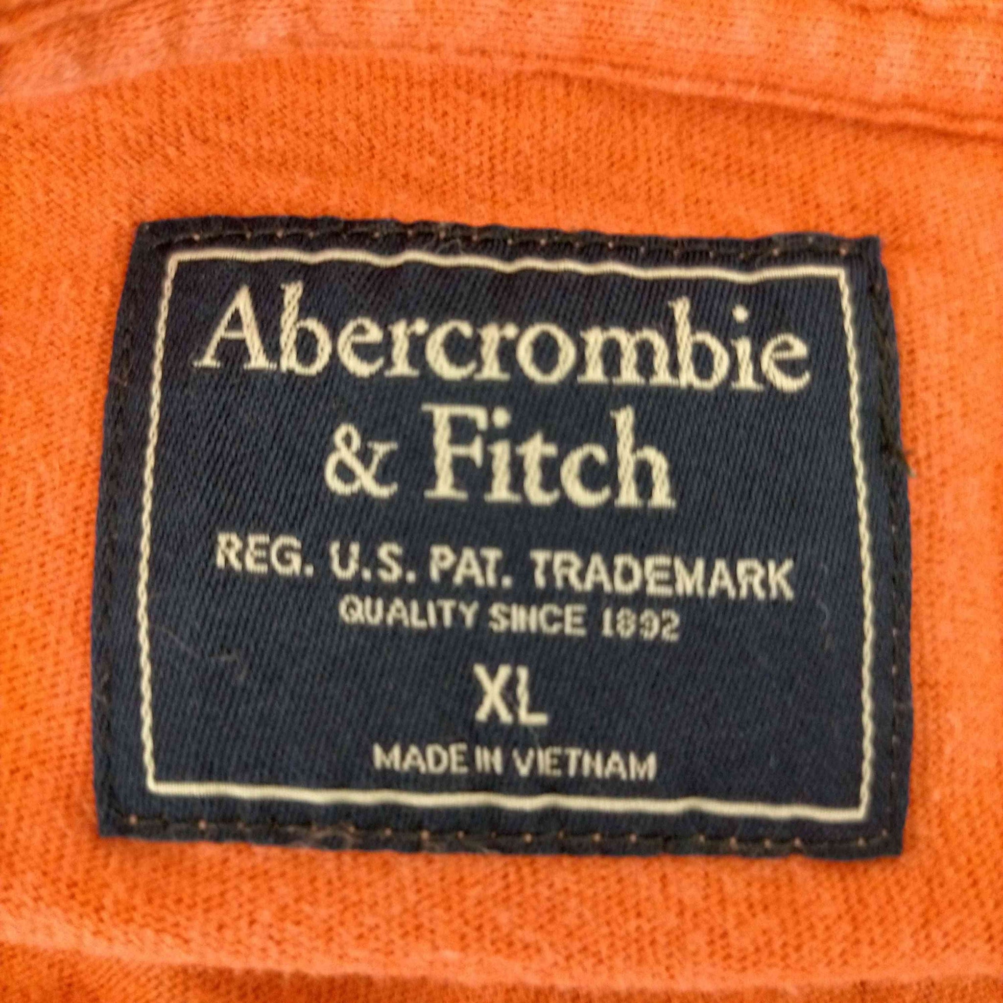 Abercrombie & Fitch(アバクロンビーアンドフィッチ)袖プリント クルーネックTシャツ