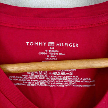 TOMMY HILFIGER(トミーヒルフィガー)ロゴ刺しゅうVネックTシャツ