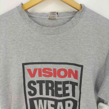 VISION STREET WEAR(ヴィジョンストリートウェア)ダブルステッチ フロントロゴプリント クルーネックTシャツ